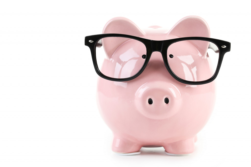 piggy bank with a glasses